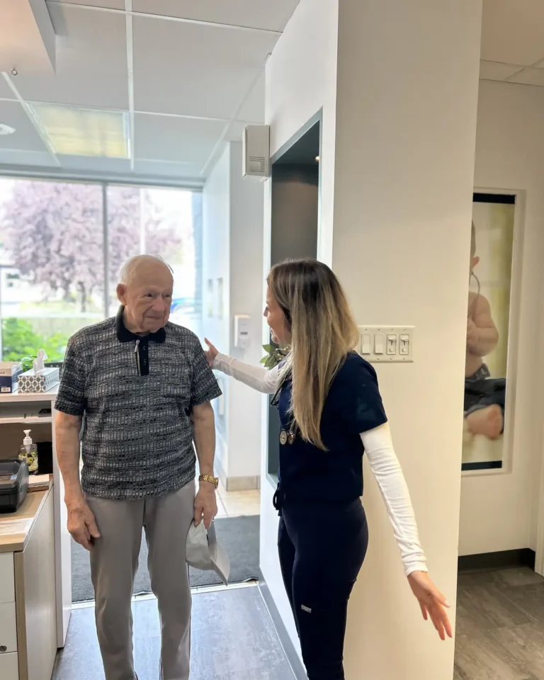 Infirmière praticienne accueillant un patient à la clinique VLM