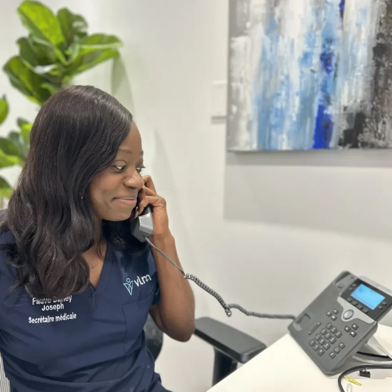 Secrétaire médicale de la clinique VLM au téléphone